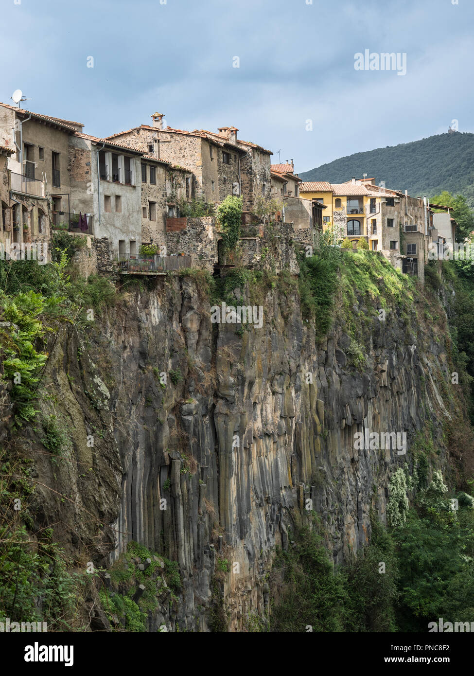Vista verticale di una fila di case sulla scogliera di basalto in  Castellfolit de la Roca Village Foto stock - Alamy