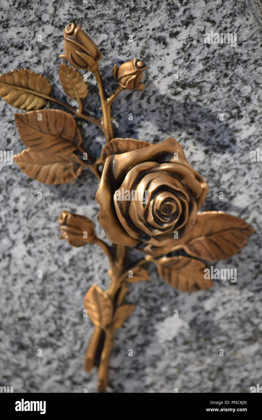 Rosa d oro con supporto di granito Foto Stock