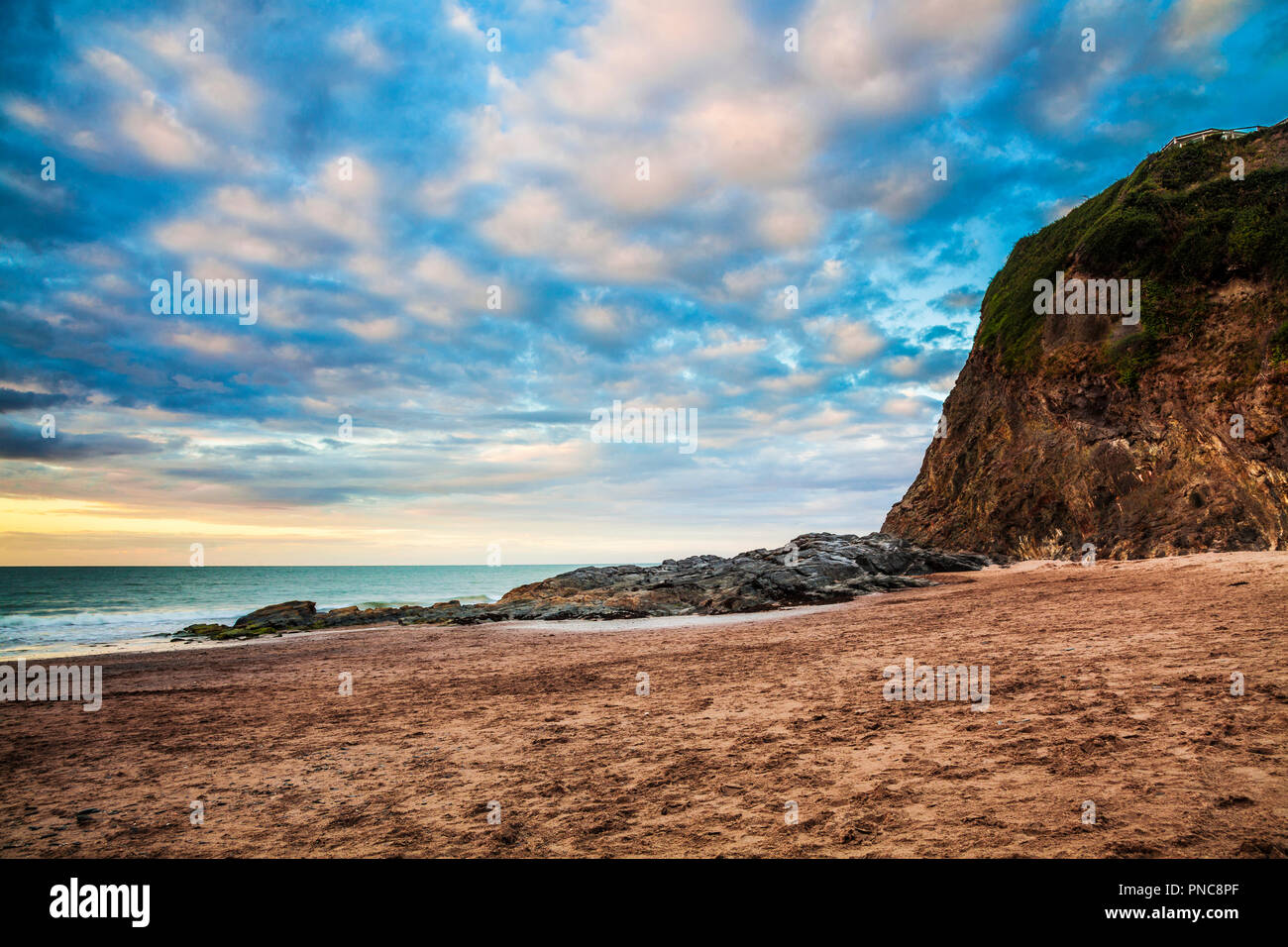 Tramonto sulla spiaggia di Tresaith in Ceredigion, Galles. Foto Stock