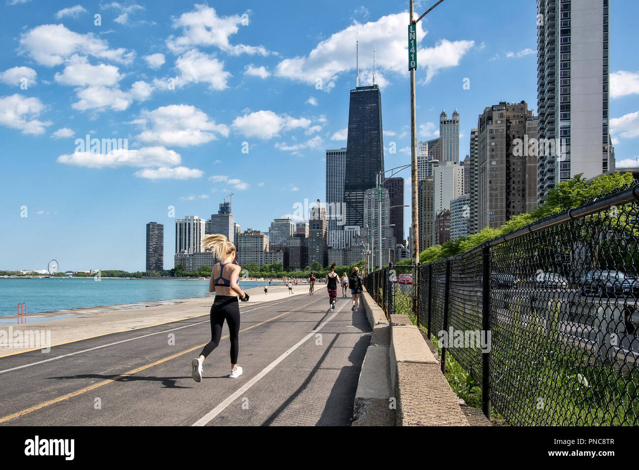 Sentiero Lungolago su Lake Shore Drive, il lago Michigan,con una vista del Chicago, IL skyline. Foto Stock