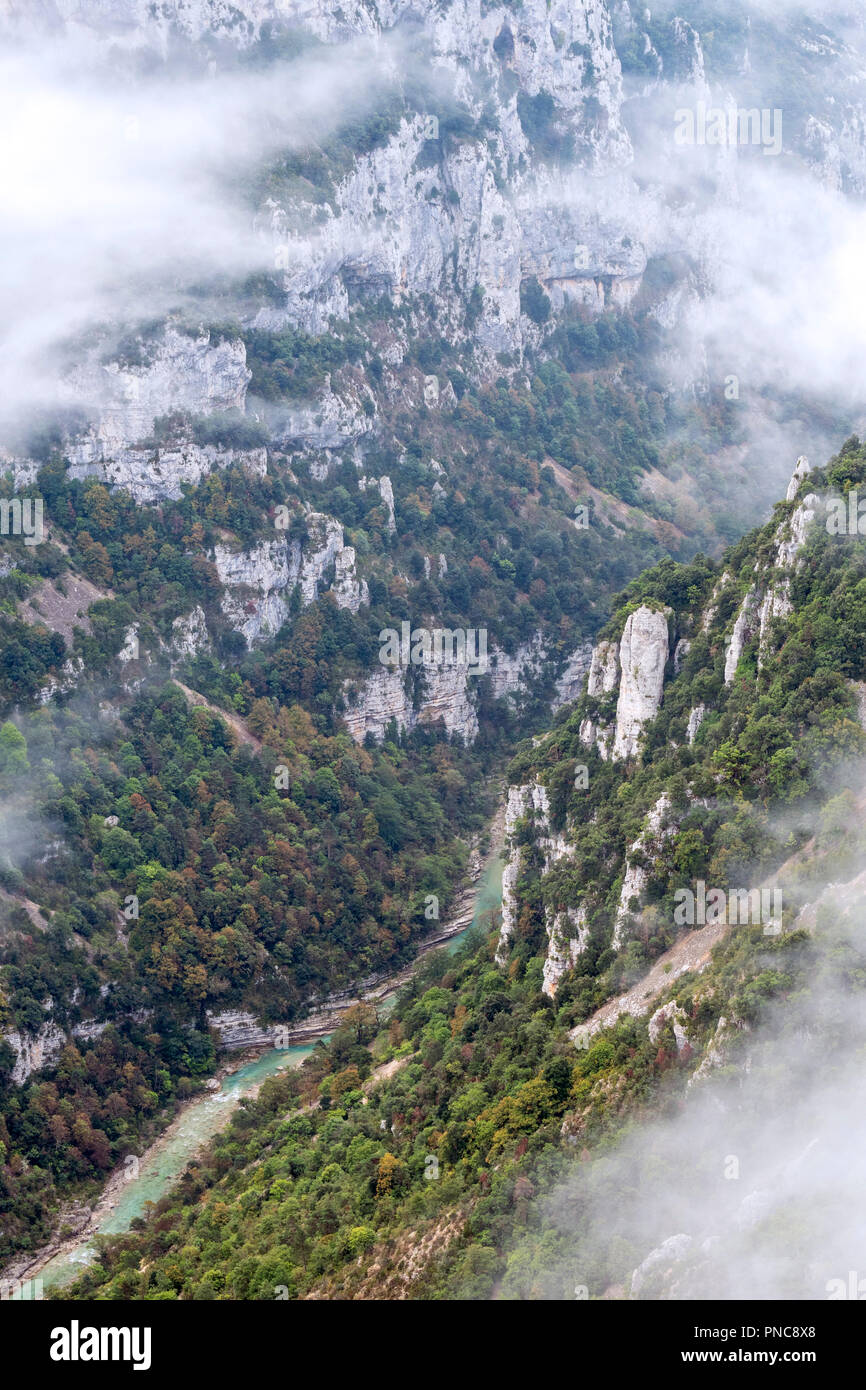 Gorges du Verdon / Verdon Gorge canyon, burrone riempito con early morning mist Alpes-de-Haute-Provence, Provence-Alpes-Côte d'Azur, in Francia Foto Stock