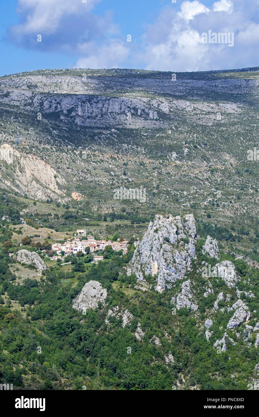 Il villaggio Rougon all'ingresso per le Gorges du Verdon / Verdon Gorge canyon, Alpes-de-Haute-Provence, Provence-Alpes-Côte d'Azur, in Francia Foto Stock