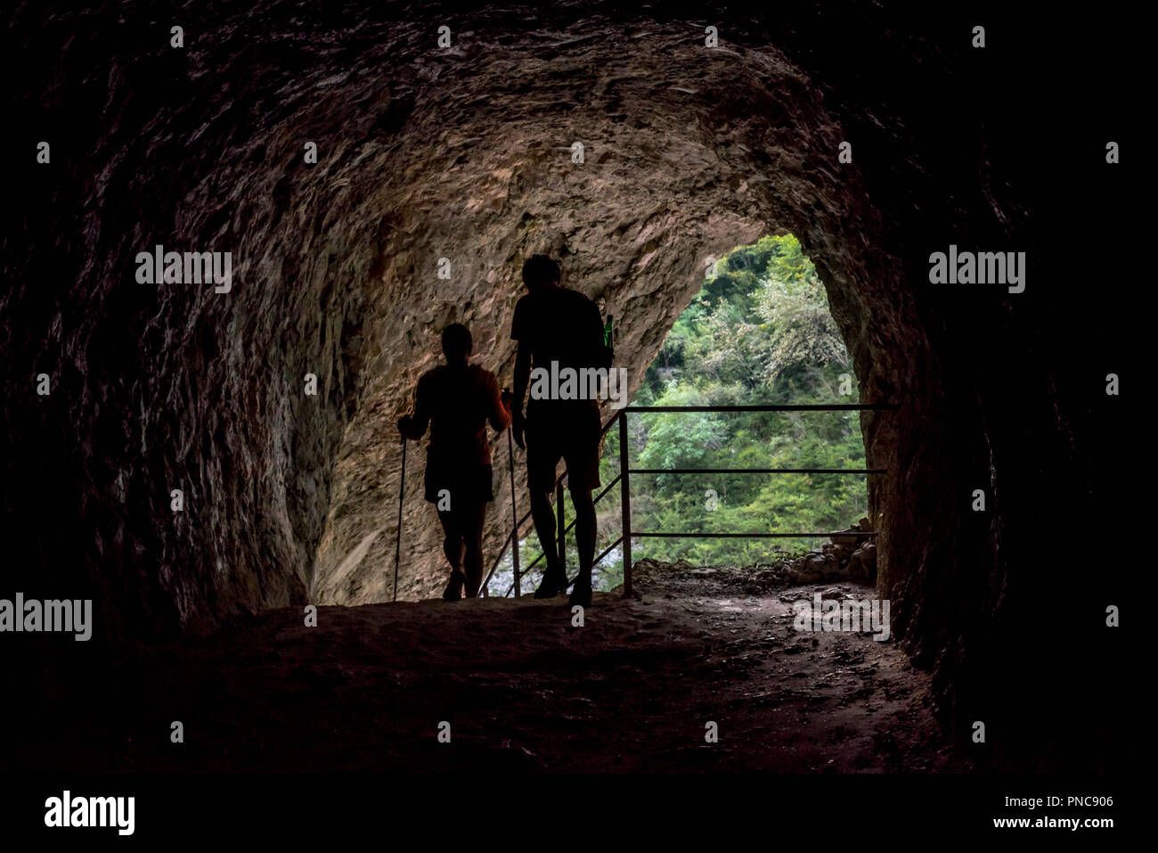 Due escursionisti lasciando tunnel sul Sentier Martel percorso nelle Gorges du Verdon / Verdon Gorge canyon, Provence-Alpes-Côte d'Azur, in Francia Foto Stock