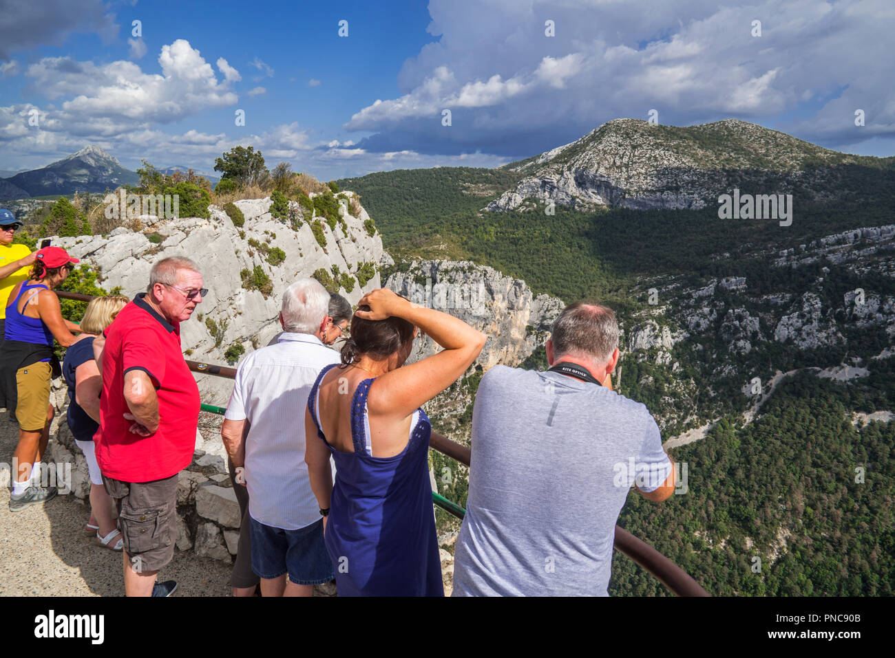 I turisti guardando verso il basso nelle Gorges du Verdon / Verdon Gorge canyon dal belvedere lungo la Route des Crêtes, Provence-Alpes-Côte d'Azur, in Francia Foto Stock