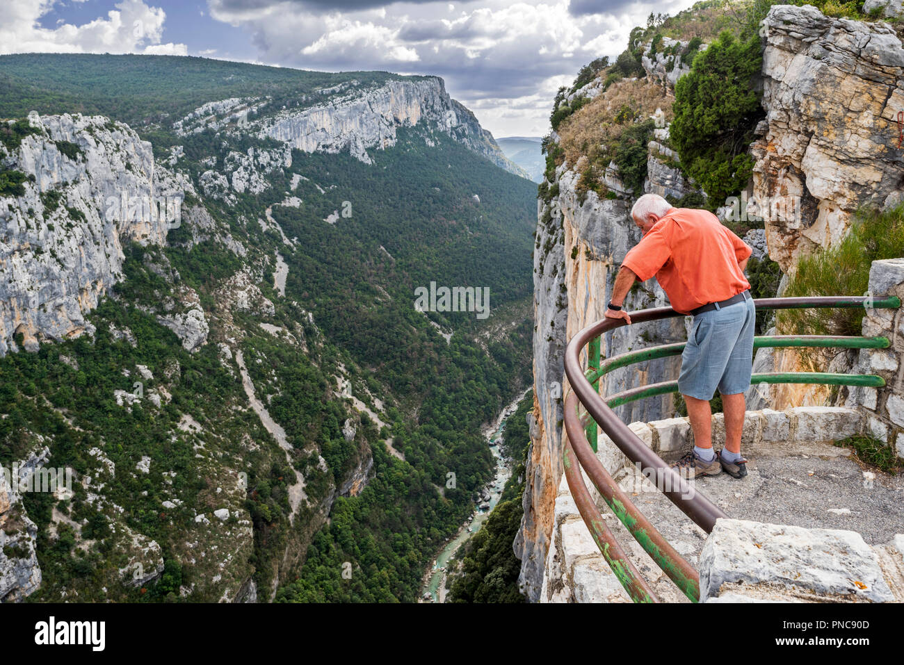 Tourist guardando verso il basso nelle Gorges du Verdon / Verdon Gorge canyon dal belvedere lungo la Route des Crêtes, Provence-Alpes-Côte d'Azur, in Francia Foto Stock
