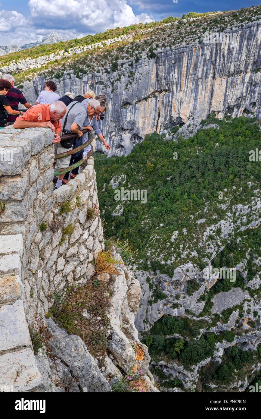I turisti guardando verso il basso nelle Gorges du Verdon / Verdon Gorge canyon dal belvedere lungo la Route des Crêtes, Provence-Alpes-Côte d'Azur, in Francia Foto Stock