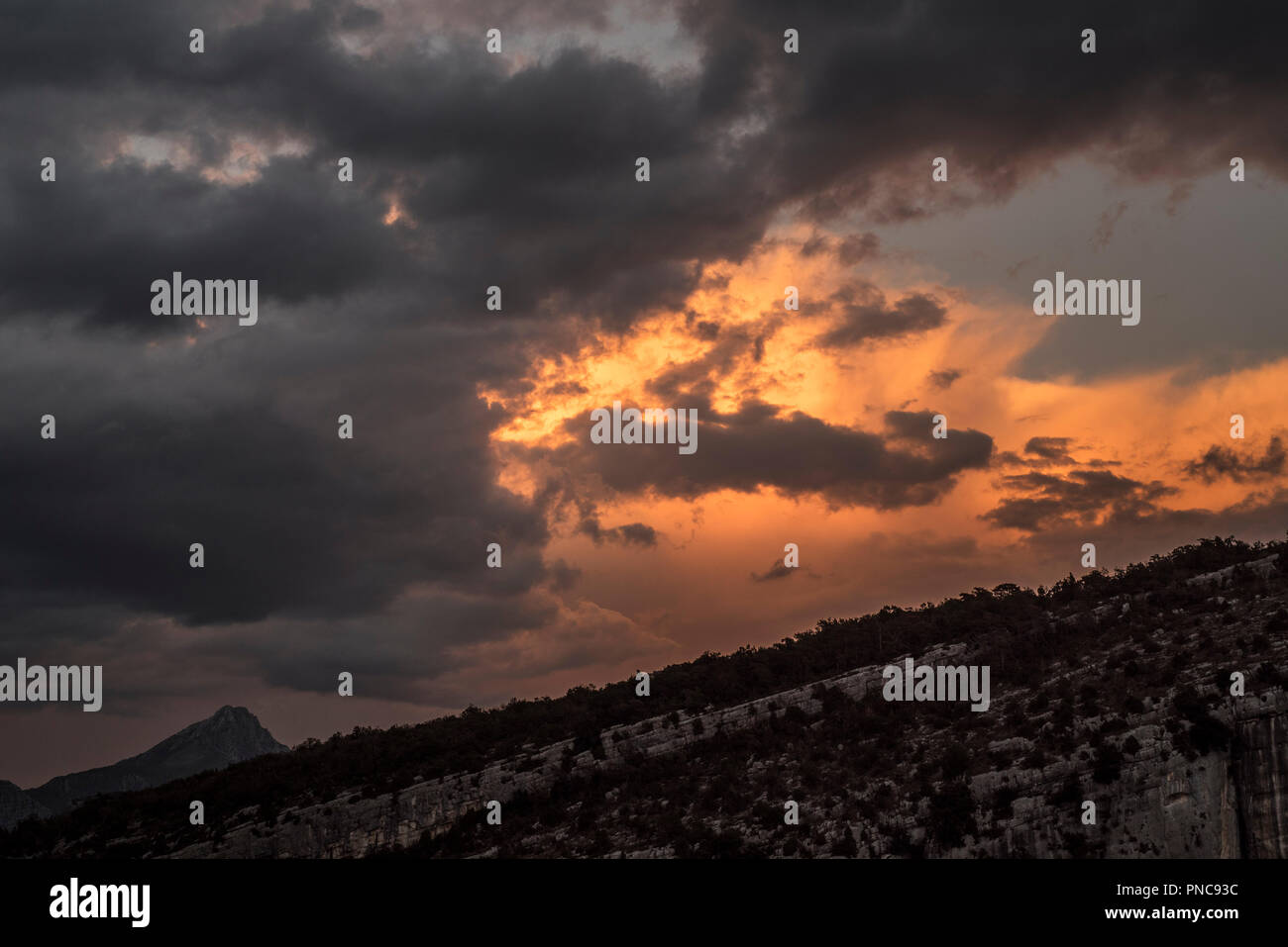 Nuvole temporalesche al tramonto la formazione su Gorges du Verdon / Verdon Gorge canyon, Alpes-de-Haute-Provence, Provence-Alpes-Côte d'Azur, in Francia Foto Stock