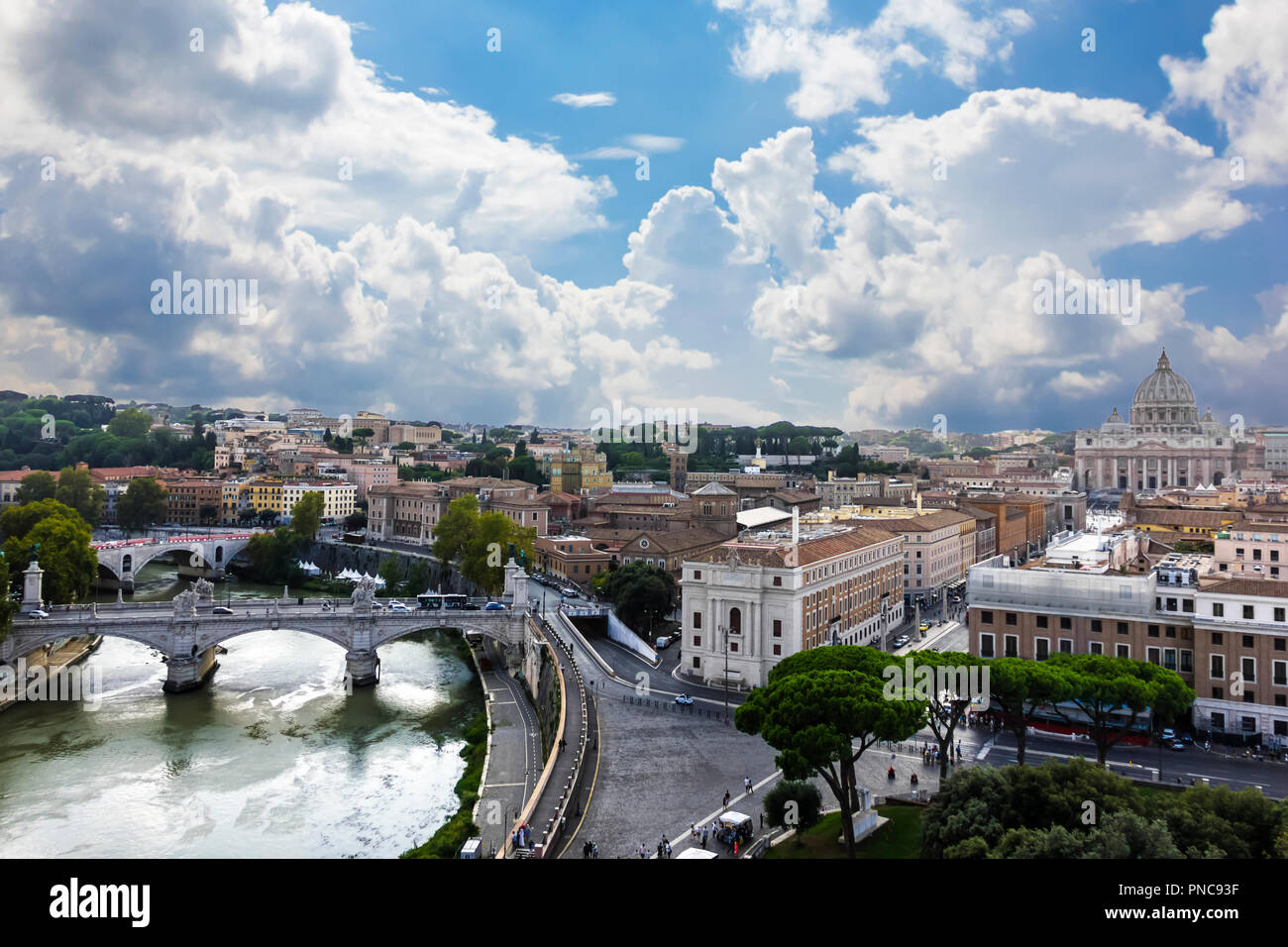 Vista sul Vaticano e Ponte Vittorio Emanuele II oltre il fiume Tevere a Roma Foto Stock