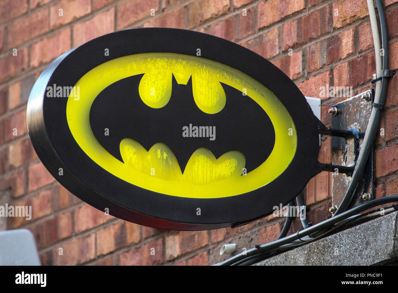 Dublin, Repubblica di Irlanda - 13 agosto 2018: il simbolo di Batman al di sopra di un negozio nella città di Dublino nella Repubblica di Irlanda. Foto Stock