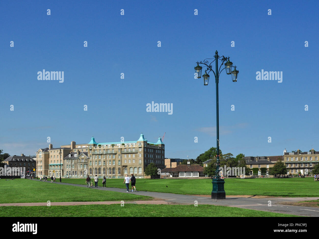 In realtà le luci del punto di verifica e l'University Arms Hotel, Parker's pezzo, Cambridge, Inghilterra, Regno Unito Foto Stock