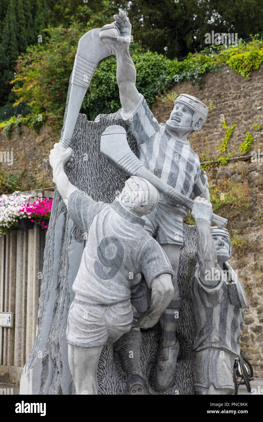 Kilkenny, Repubblica di Irlanda - 14 agosto 2018: Un Hockey irlandese statua che si trova nella storica città di Kilkenny nella Repubblica di Irlanda, dedicato a tutti quei Foto Stock