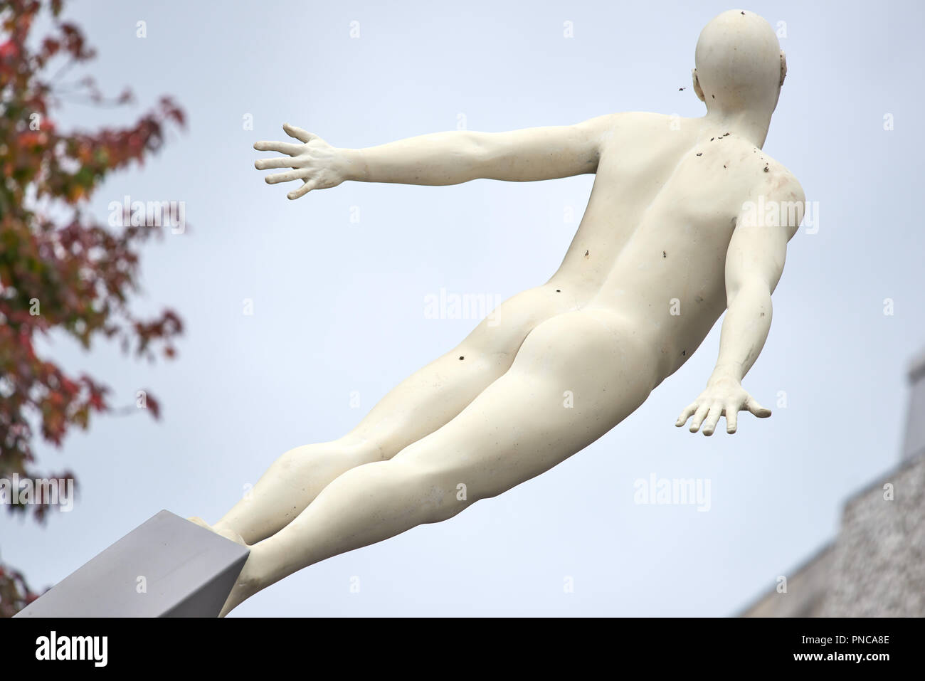 'Scoperta', scultura in marmo da Lucy Glendinning per commemorare la scoperta del DNA da Francis Crick, un ragazzo locale, presso il centro commerciale, Northampton. Foto Stock