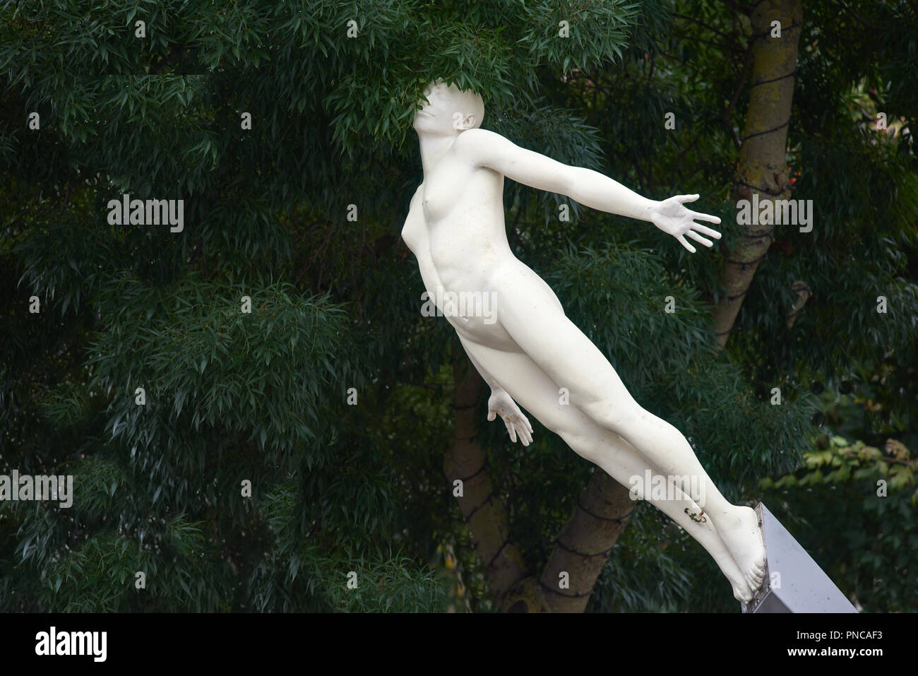 'Scoperta', scultura in marmo da Lucy Glendinning per commemorare la scoperta del DNA da Francis Crick, un ragazzo locale, presso il centro commerciale, Northampton. Foto Stock