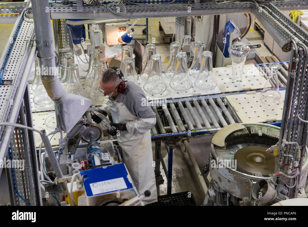 Waterford, Repubblica di Irlanda - 15 agosto 2018: il controllo qualità di un reparto in Waterford Crystal factory, nella città di Waterford, Repub Foto Stock