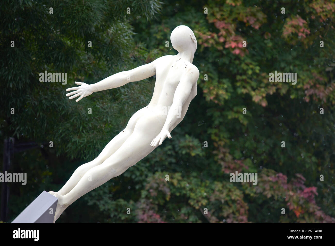 'Scoperta', scultura in marmo da Lucy Glendinning per commemorare la scoperta del DNA da Francis Crick, un ragazzo locale, presso il centro commerciale, Northampton. Foto Stock
