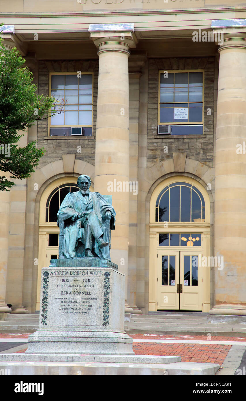La statua di Andrew Dickson White il fondatore e primo presidente della Cornell University di Cornell University campus.Ithaca.New York.USA Foto Stock