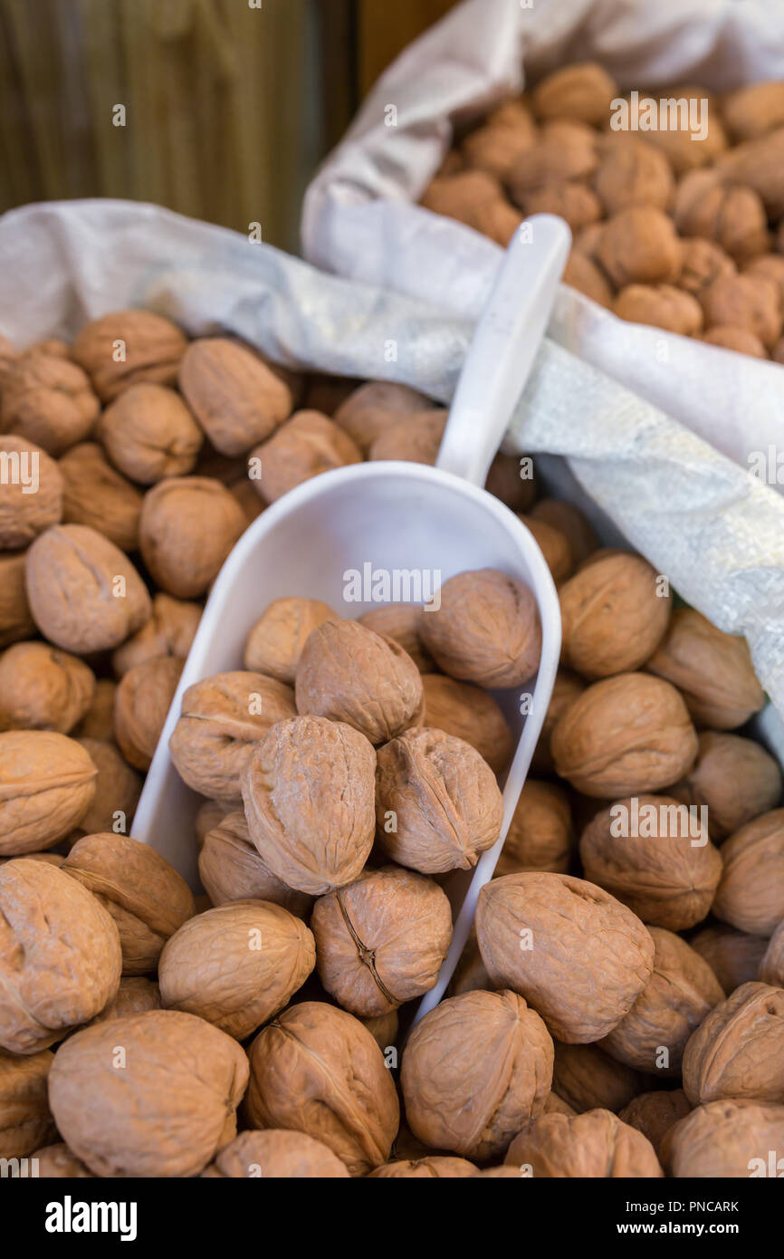 Le noci in una borsa bianca al mercato di close-up. Foto Stock