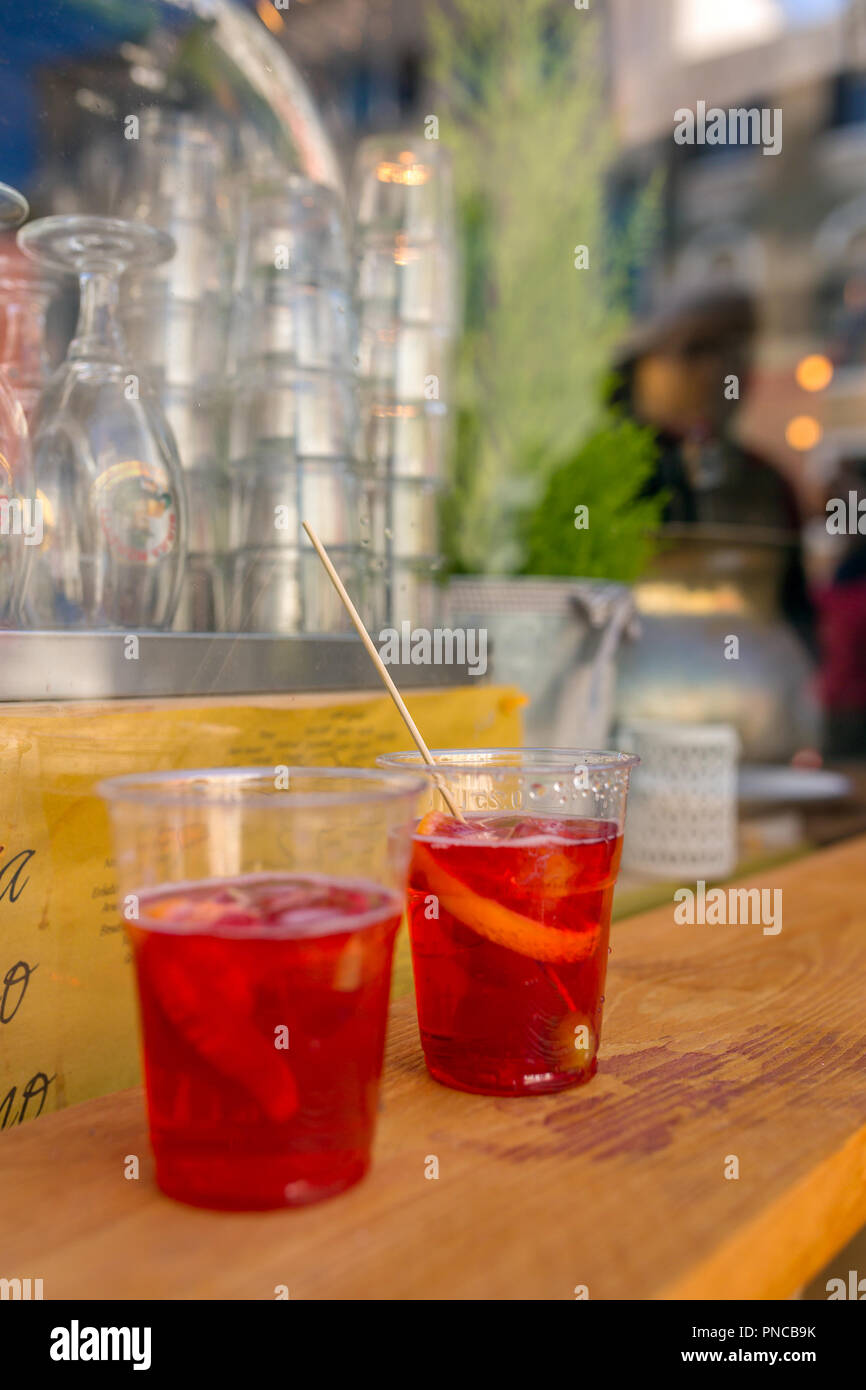 Due bicchieri di plastica di Aperol Spritz cocktail sul tavolo nel bar  esterno a Venezia, Italia Foto stock - Alamy