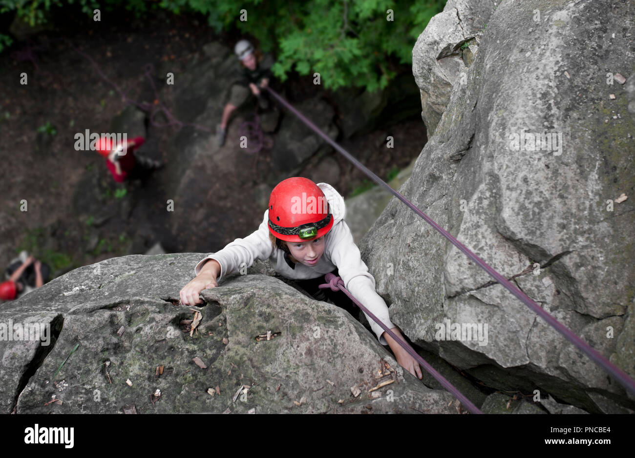 Ragazza rock climbing Foto Stock