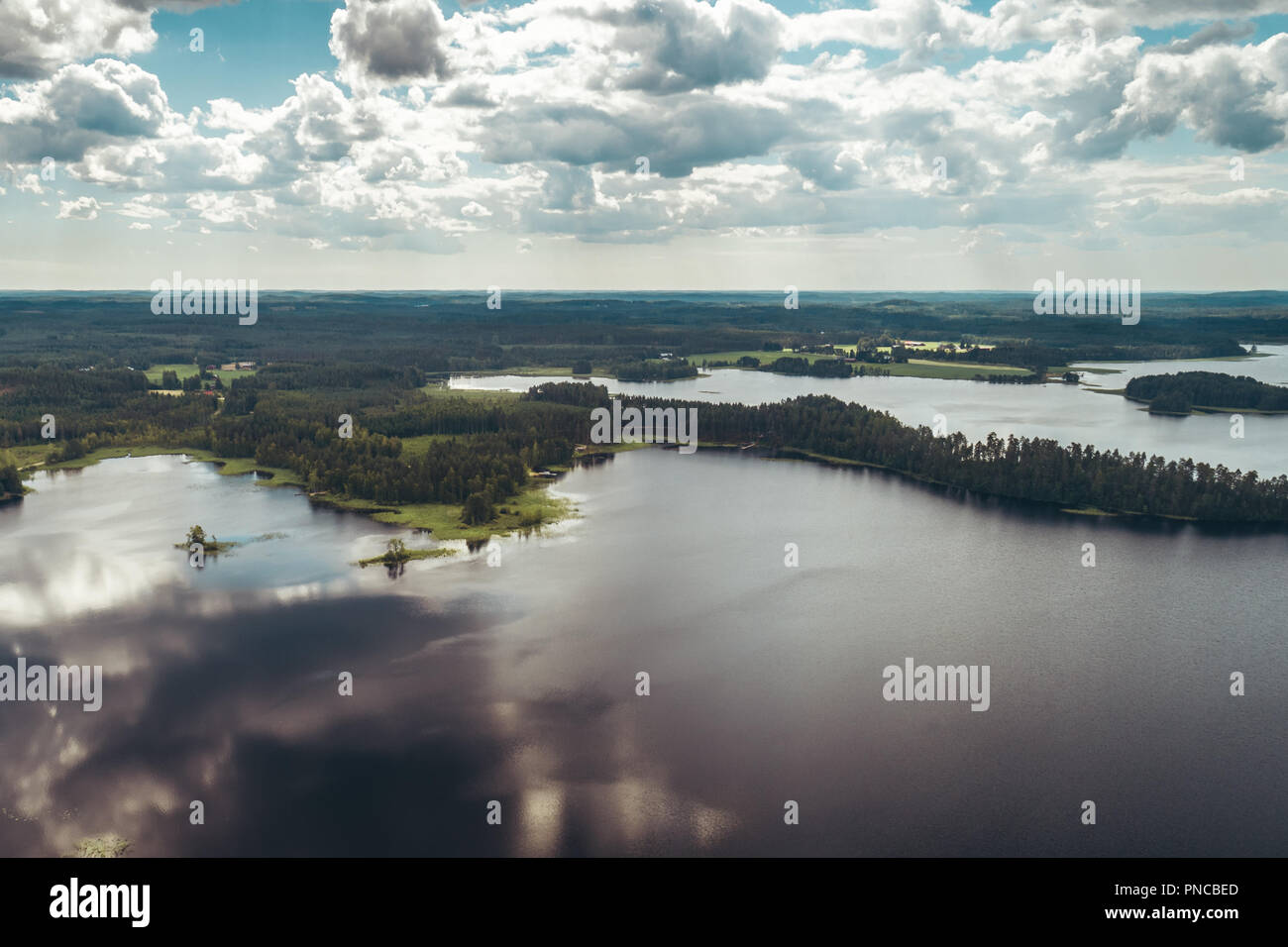 Finlandia Punkaharju, con laghi luccicanti tra la grand alberi di pino che cresce su entrambi i lati del crinale, è il più noto scenario nazionale e stro Foto Stock