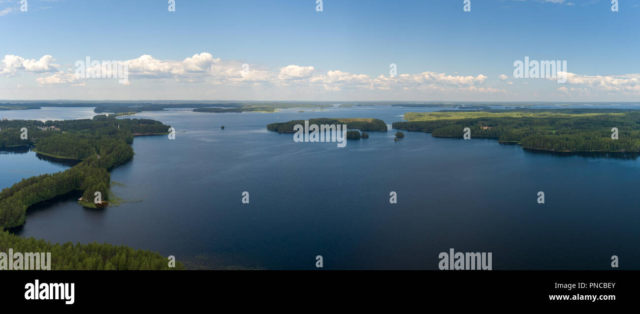 Panorama della Finlandia Punkaharju, con laghi luccicanti tra la grand alberi di pino che cresce su entrambi i lati del crinale, è il più noto scenario nazionale Foto Stock