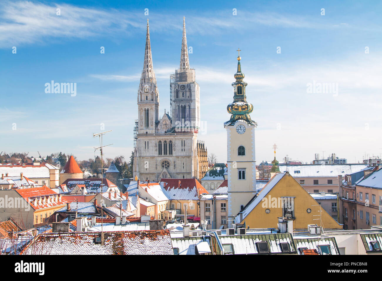 Vista panoramica della cattedrale di Zagabria, Croazia, dalla città alta, l'inverno, la neve sui tetti Foto Stock