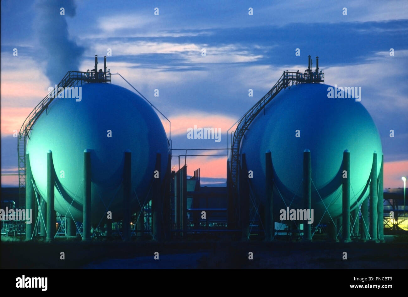 Raffineria di petrolio, prodotti petroliferi dei serbatoi di stoccaggio, Canada Ontario Foto Stock