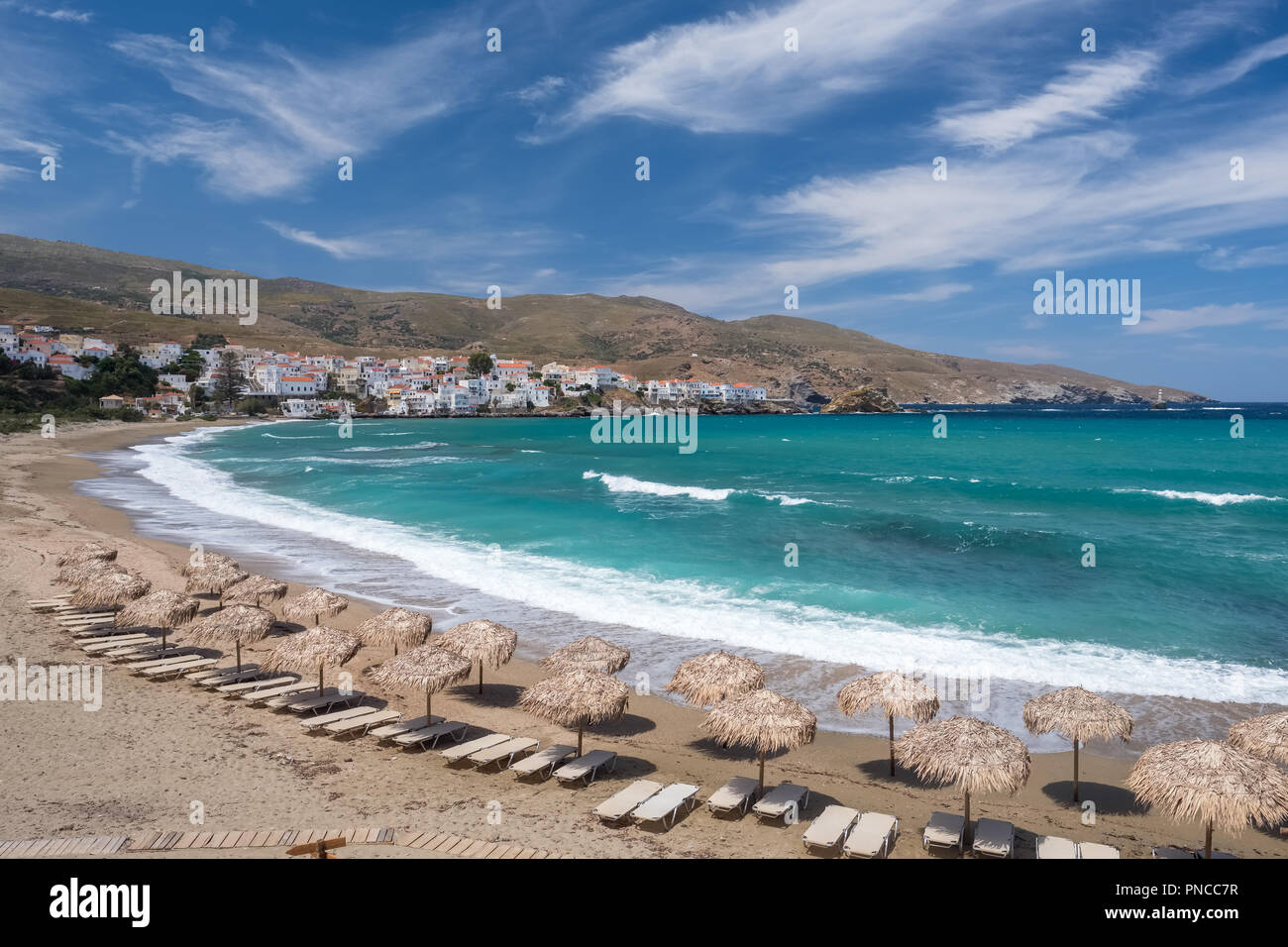 Spiaggia di Paraporti accanto a Chora città sull'isola di Andros, Cicladi Grecia Foto Stock
