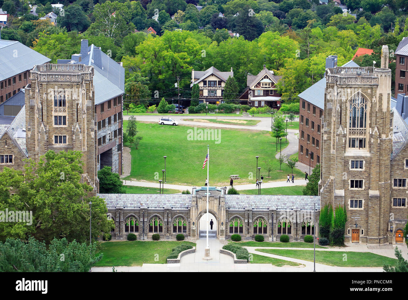 Il punto di vista della I Guerra Mondiale Memorial gruppo di edifici in Cornell University campus di McGraw Torre. Ithaca. New York.USA Foto Stock