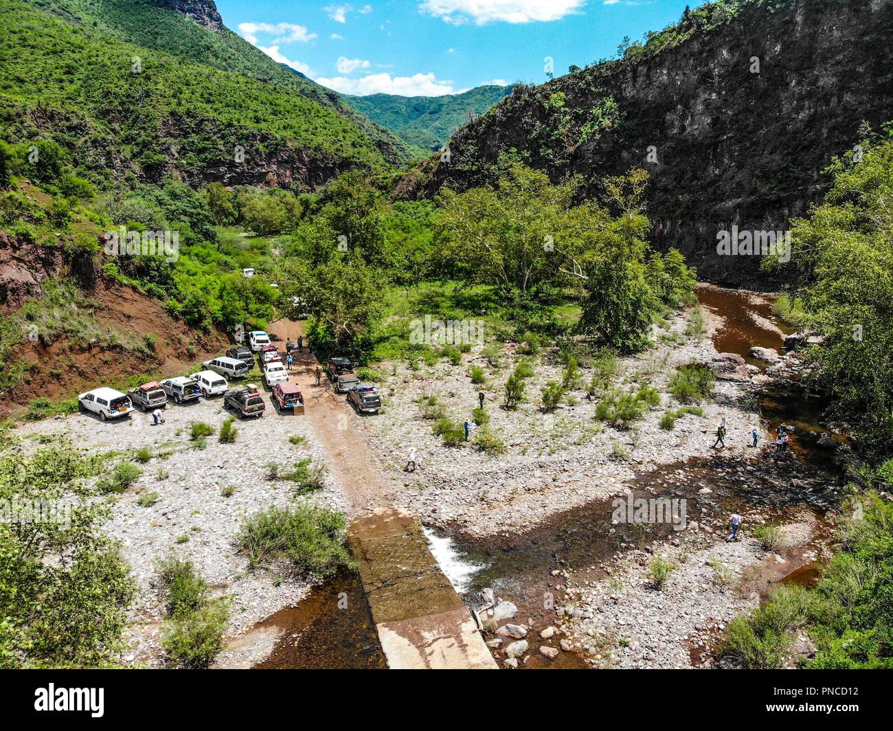 Vista aerea. Verde paisaje y arroyo en onu nublado dia, duranti Expedición scoperta Madrense en La Mesa Tres Rios, Sonora Messico. Sierra Madre Occiden Foto Stock