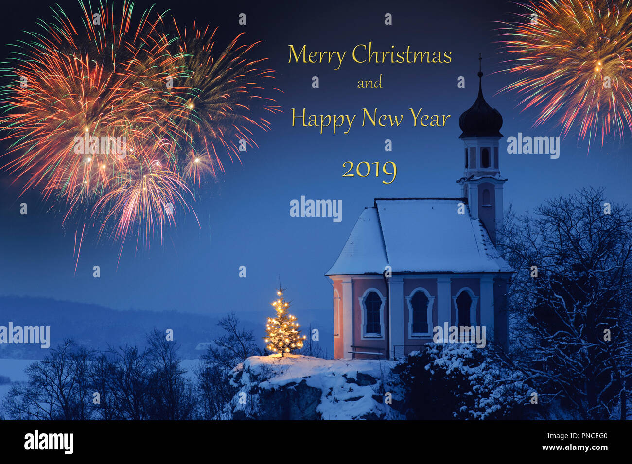 Fuochi d'artificio di Silvestro e capodanno 2019 a cappella romantica illuminata con albero di Natale Foto Stock