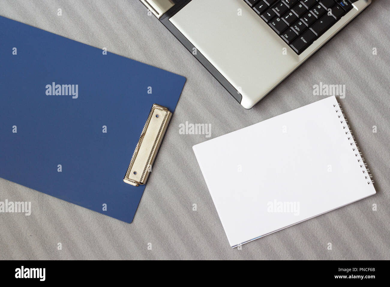 Laptop e notebook su un morbido striped plaid Foto Stock