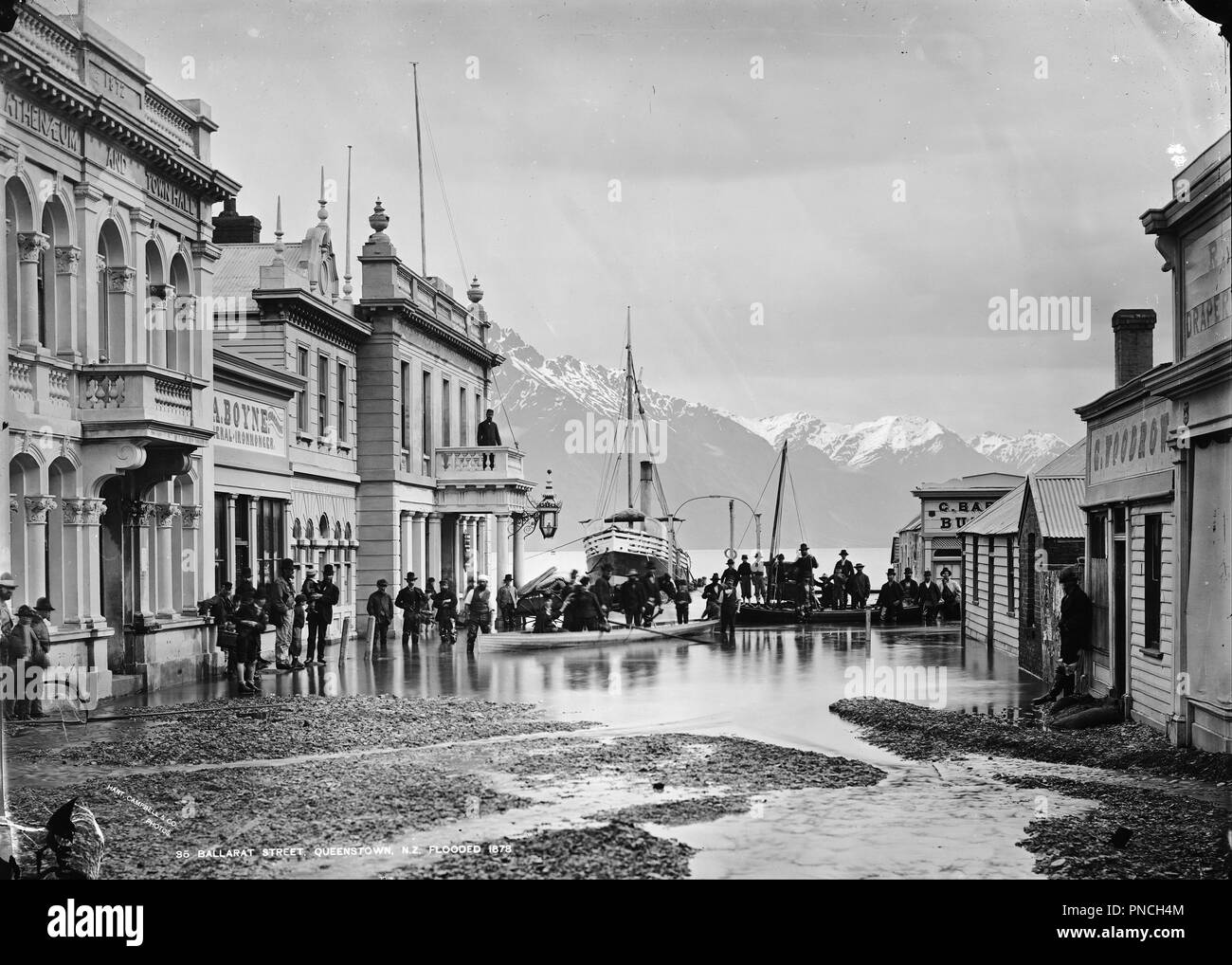 Ballarat Street, Queenstown, NZ, inondato 1878. Data/Periodo: 1878. Il collodio umido negativi. Bianco e nero vetro di collodio negativo. Autore: William P. Hart. Foto Stock
