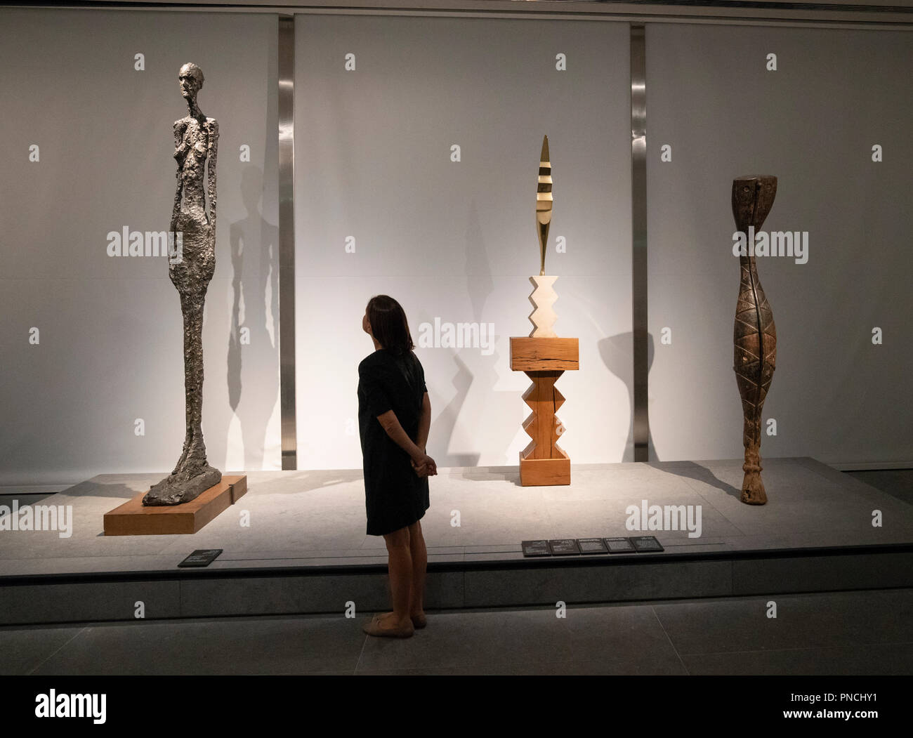 Sculture in esposizione al museo del Louvre Abu Dhabi, Emirati Arabi Uniti, Emirati arabi uniti Foto Stock