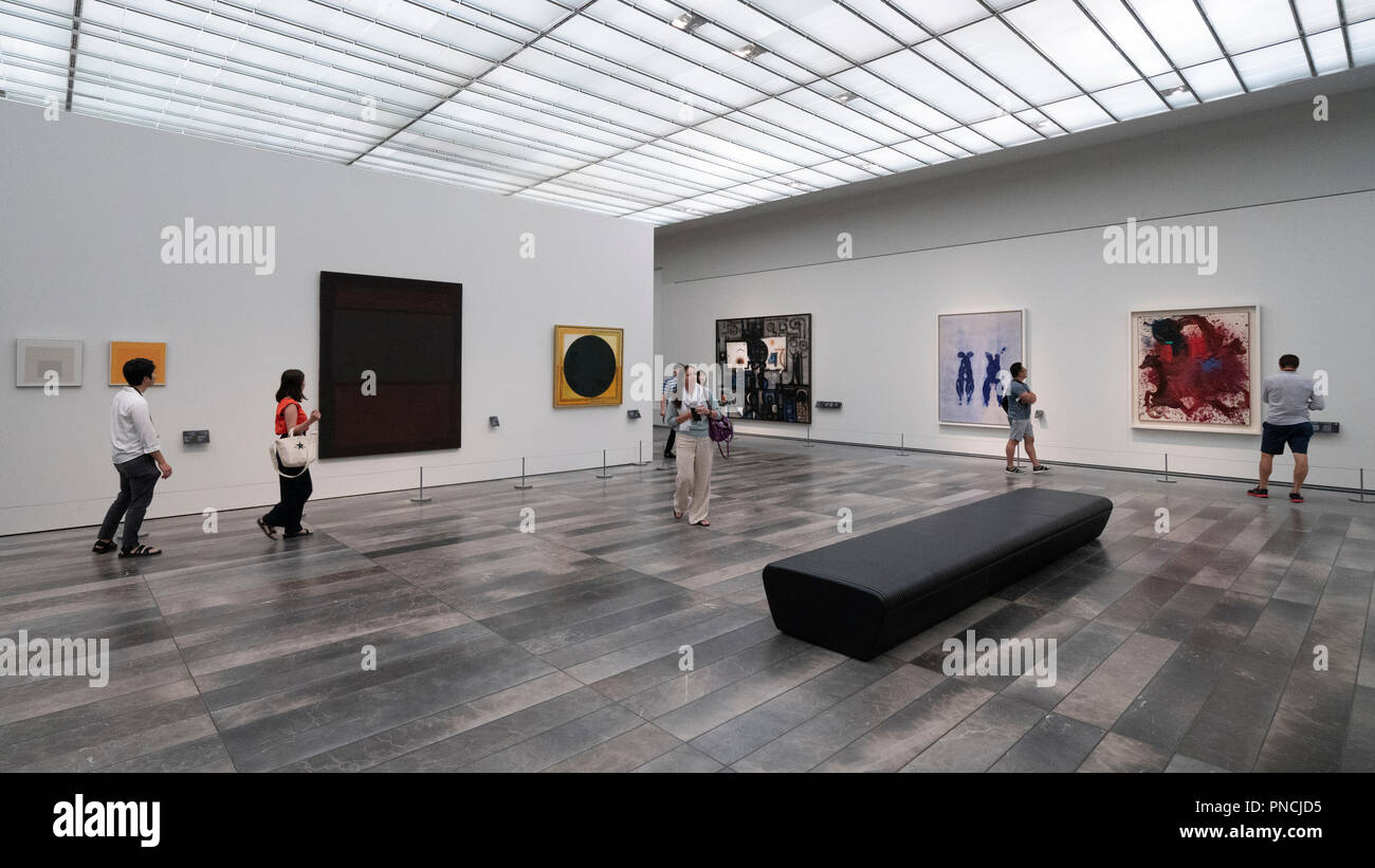 Interno del Louvre Abu Dhabi a Saadiyat isola il distretto culturale di Abu Dhabi, negli Emirati Arabi Uniti. Architetto Jean Nouvel Foto Stock