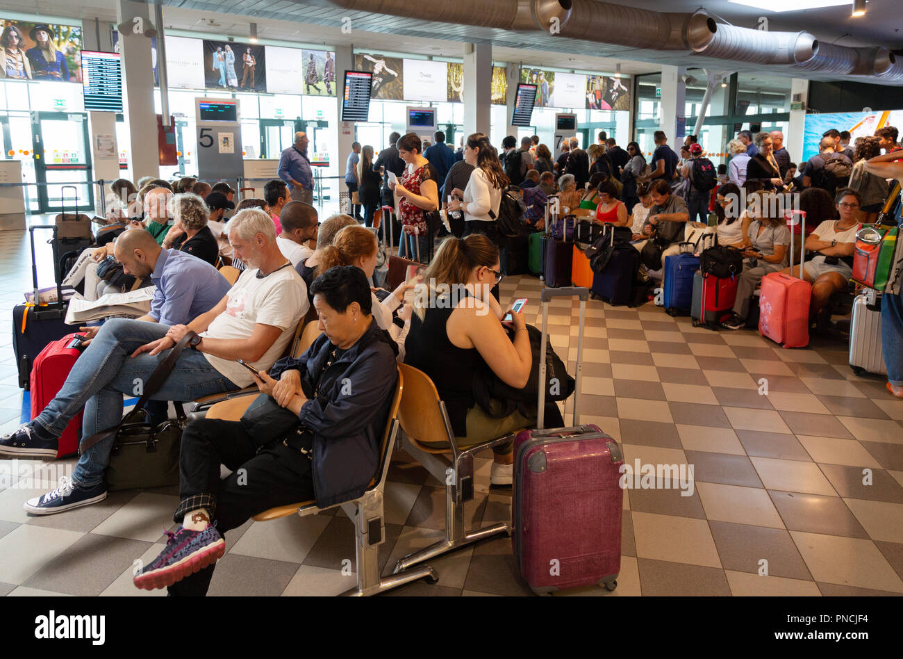 Le persone al gate di partenza nella sala partenze, il terminale interno, l'Aeroporto Internazionale di Pisa, Pisa, Toscana, Italia Europa Foto Stock