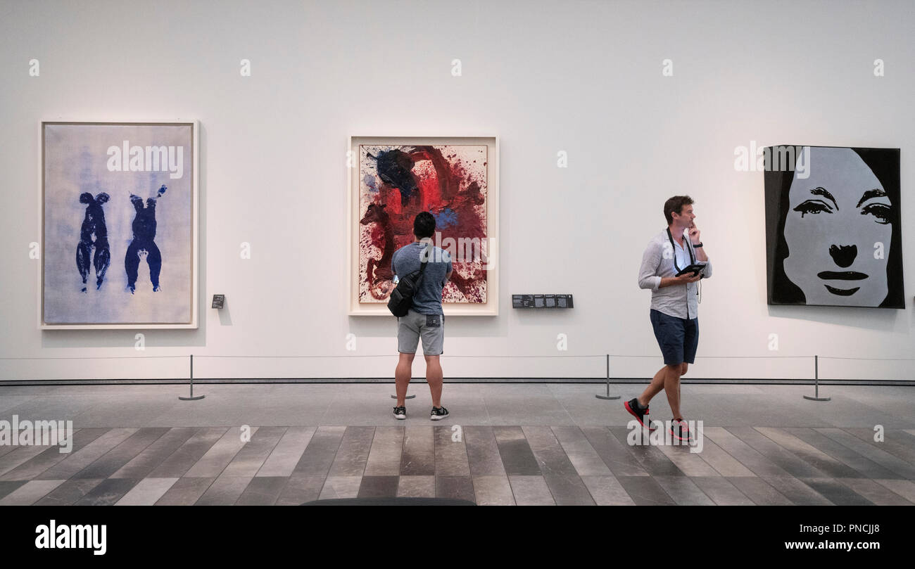 Interno del Louvre Abu Dhabi a Saadiyat isola il distretto culturale di Abu Dhabi, negli Emirati Arabi Uniti. Architetto Jean Nouvel Foto Stock