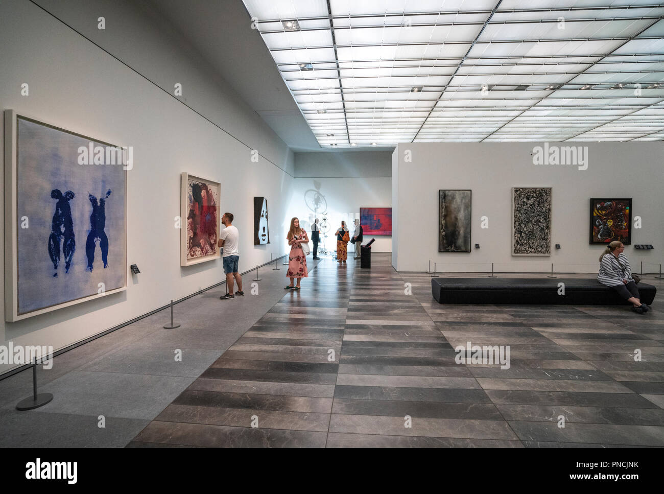 Interno del Louvre Abu Dhabi a Saadiyat isola il distretto culturale di Abu Dhabi, negli Emirati Arabi Uniti. Architetto Jean Nouvel Foto Stock