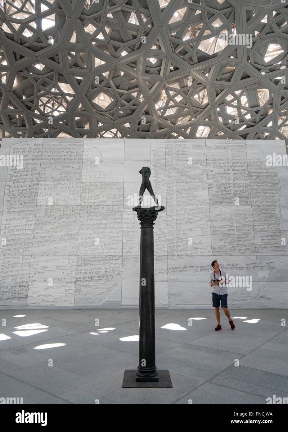 Interno del Louvre Abu Dhabi a Saadiyat isola il distretto culturale di Abu Dhabi, negli Emirati Arabi Uniti. Architetto Jean Nouvel Foto Stock