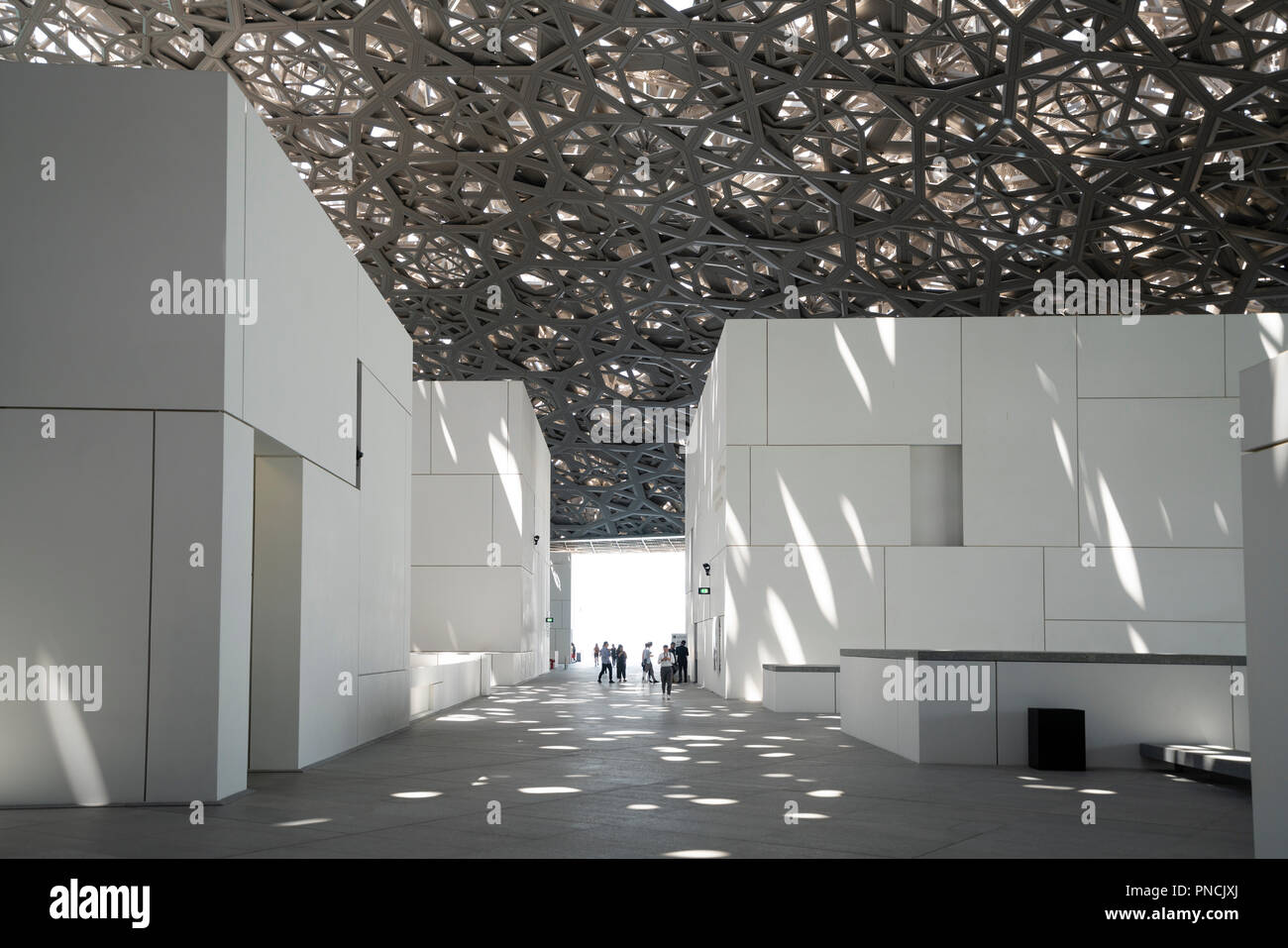 Interno del Louvre Abu Dhabi a Saadiyat isola il distretto culturale di Abu Dhabi, negli Emirati Arabi Uniti. Architetto Jean Nouvel Foto Stock
