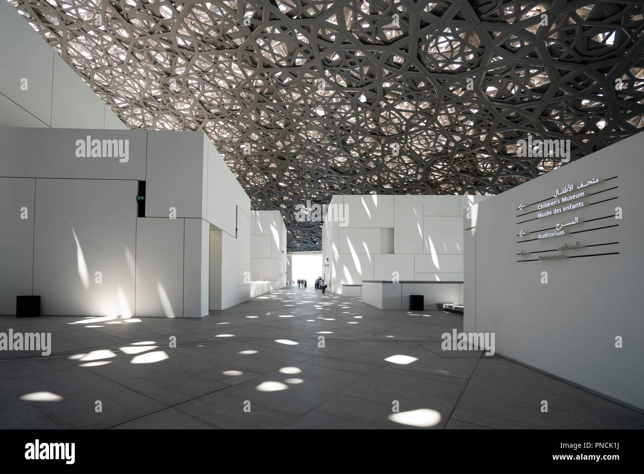 Interno del Louvre Abu Dhabi a Saadiyat isola il distretto culturale di Abu Dhabi, negli Emirati Arabi Uniti. Architetto Jean Nouvel Foto Stock