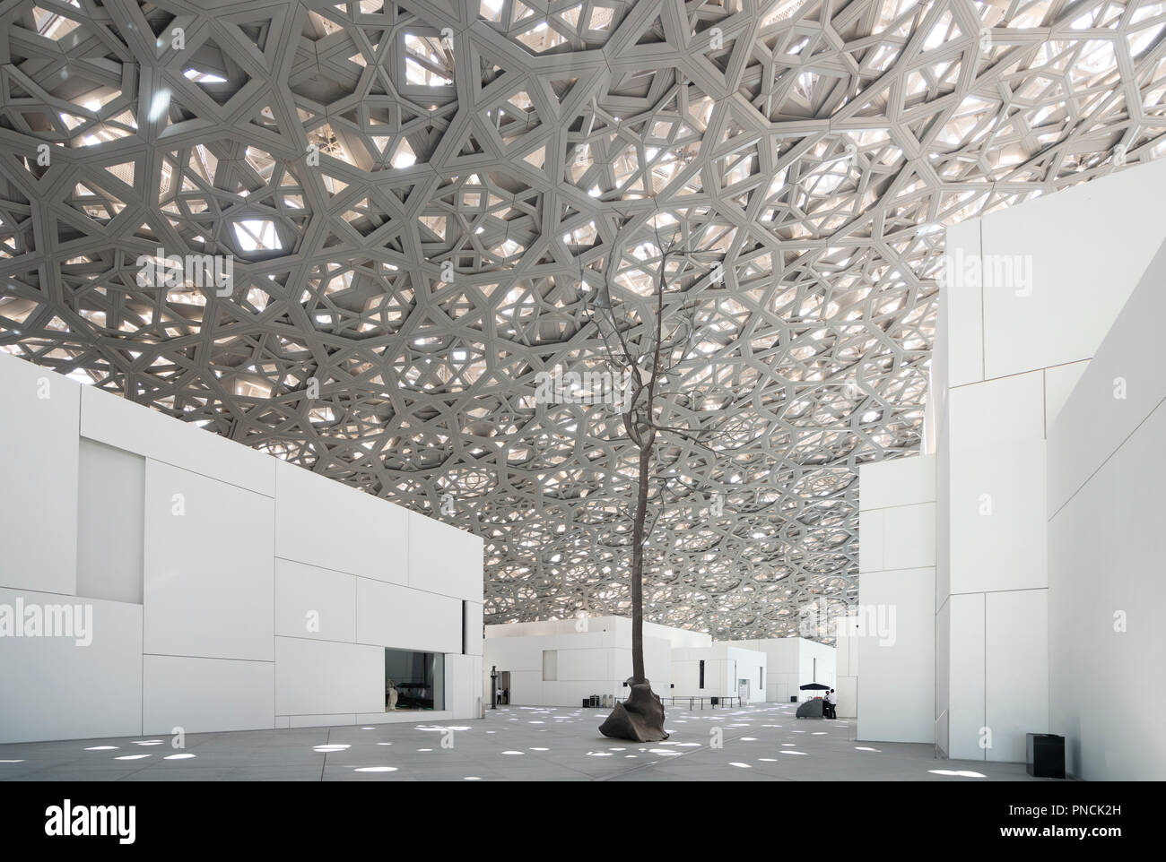 Interno del Louvre Abu Dhabi a Saadiyat isola il distretto culturale di Abu Dhabi, negli Emirati Arabi Uniti. Architetto Jean Nouvel Foto Stock