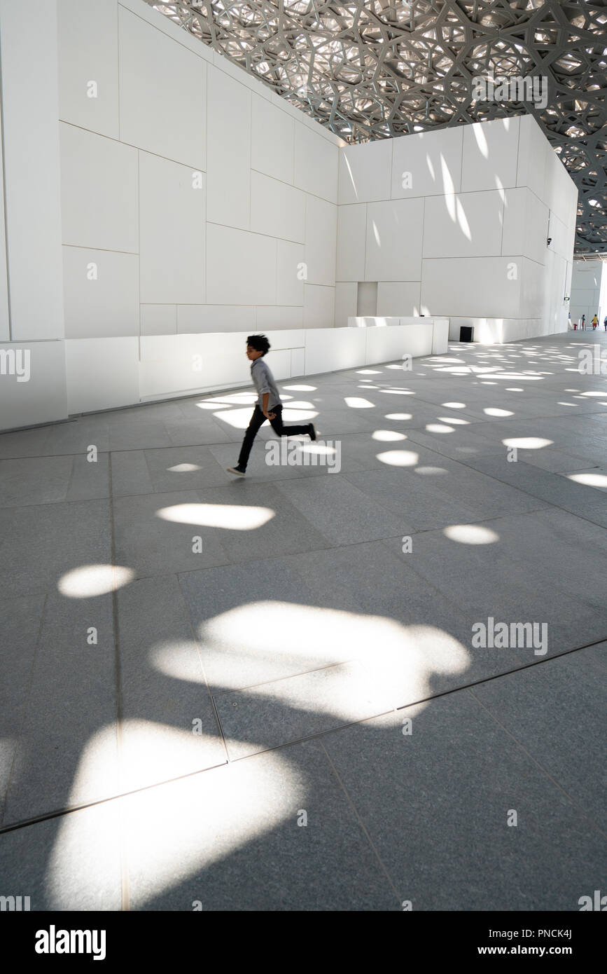 Interno del Louvre Abu Dhabi a Saadiyat isola il distretto culturale di Abu Dhabi, negli Emirati Arabi Uniti. Architetto Jean Nouvel Foto Stock