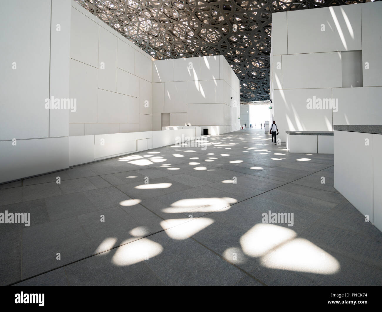 Interno del Louvre Abu Dhabi a Saadiyat isola il distretto culturale di Abu Dhabi, negli Emirati Arabi Uniti. Architetto Jean Nouvel Foto Stock
