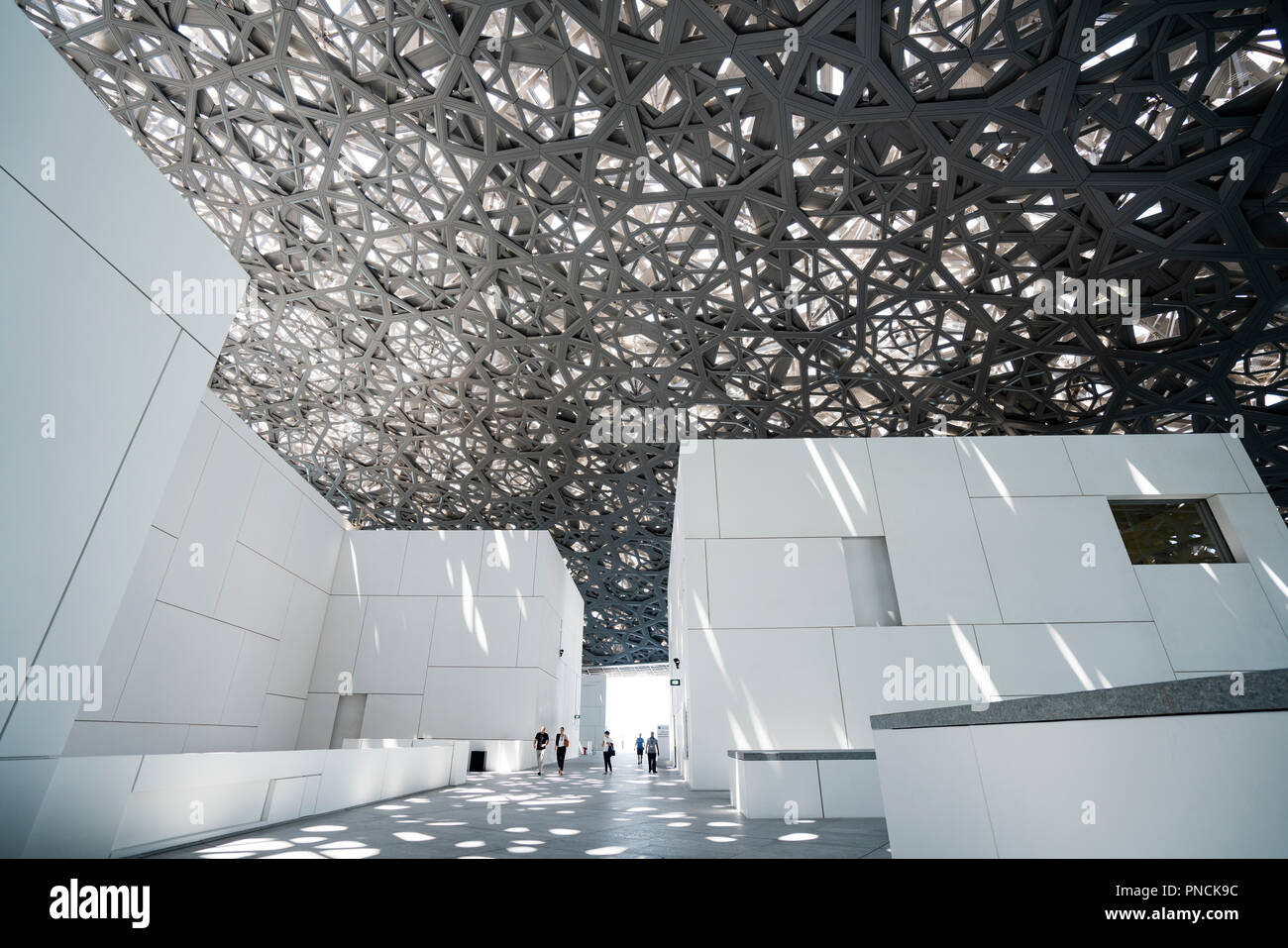 Interno del Louvre Abu Dhabi a Saadiyat isola il distretto culturale di Abu Dhabi, negli Emirati Arabi Uniti. Architetto Jean Nouvel Foto Stock