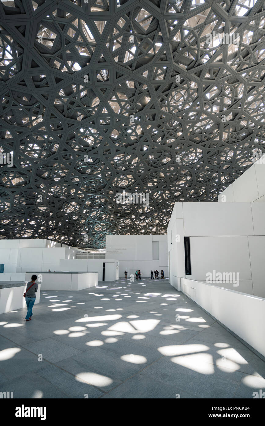Interno del Louvre Abu Dhabi a Saadiyat isola il distretto culturale di Abu Dhabi, negli Emirati Arabi Uniti. Architetto Jean Nouvel Foto Stock