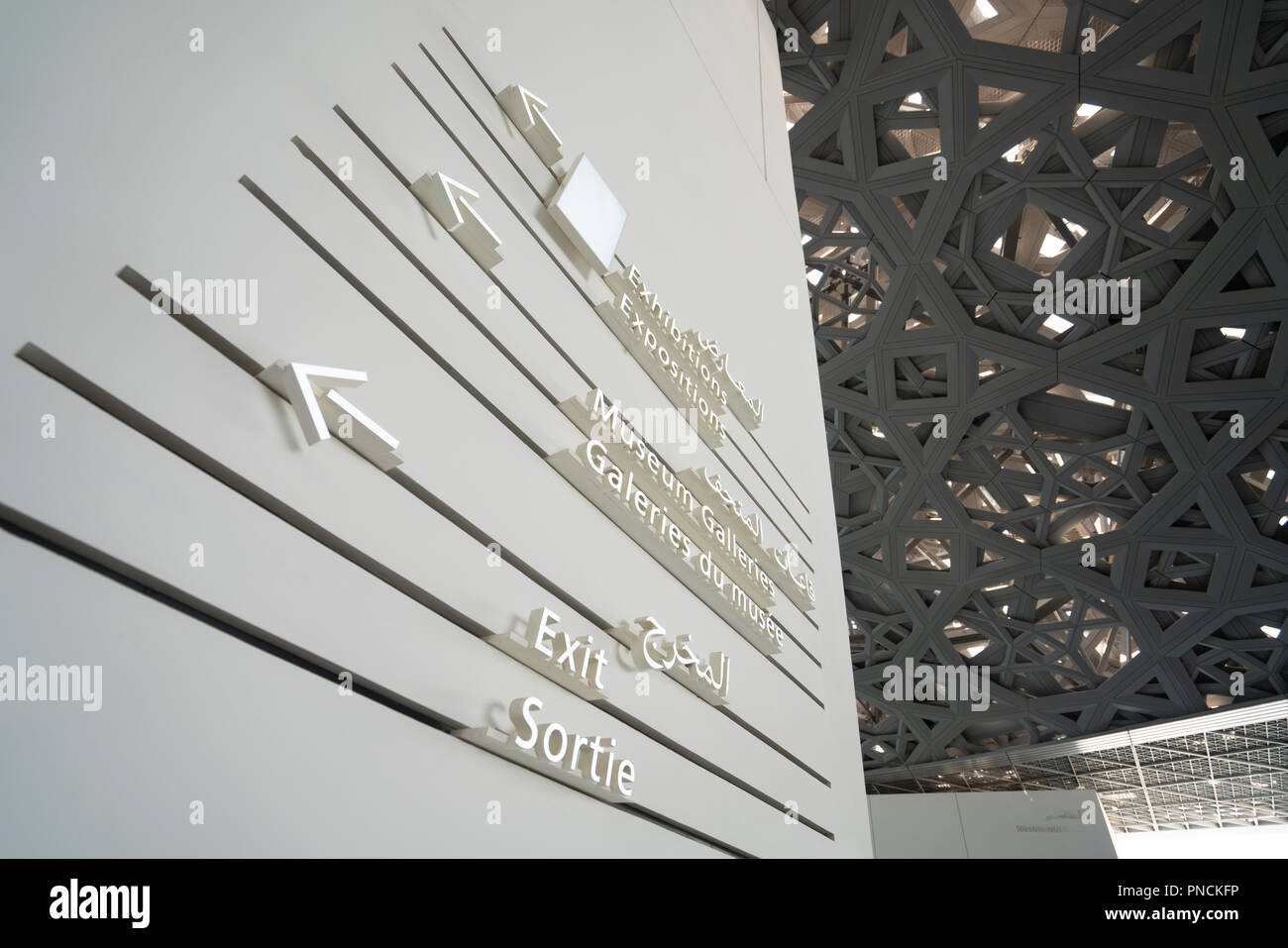 Interno del Louvre Abu Dhabi a Saadiyat isola il distretto culturale di Abu Dhabi, negli Emirati Arabi Uniti. Architetto Jean Nouvel Foto Stock