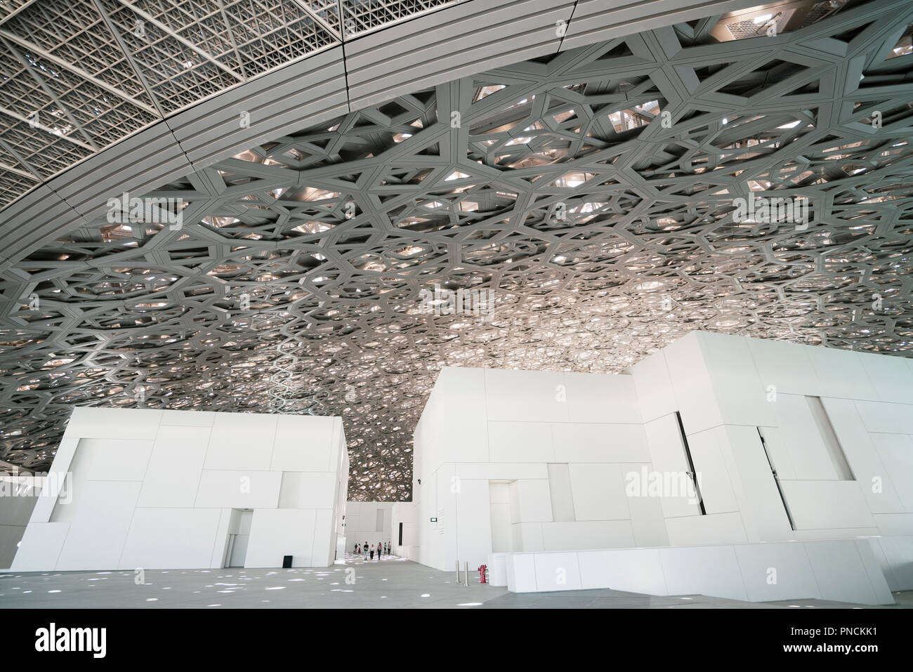 Vista della grande in acciaio con tetto a cupola in corrispondenza del Louvre Abu Dhabi a Saadiyat isola il distretto culturale di Abu Dhabi, negli Emirati Arabi Uniti. Architetto Jean Nouvel Foto Stock