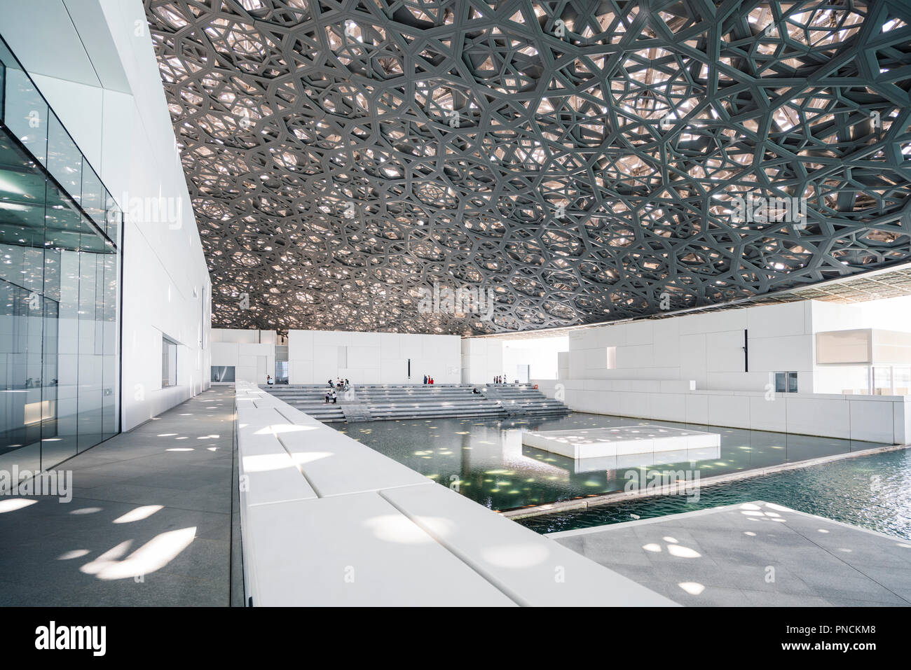 Interno del Louvre Abu Dhabi a Saadiyat isola il distretto culturale di Abu Dhabi, negli Emirati Arabi Uniti. Architetto Jean Nouvel Foto Stock