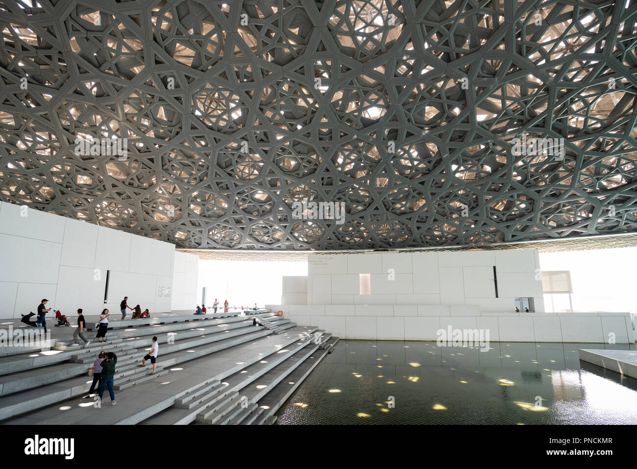 Interno del Louvre Abu Dhabi a Saadiyat isola il distretto culturale di Abu Dhabi, negli Emirati Arabi Uniti. Architetto Jean Nouvel Foto Stock